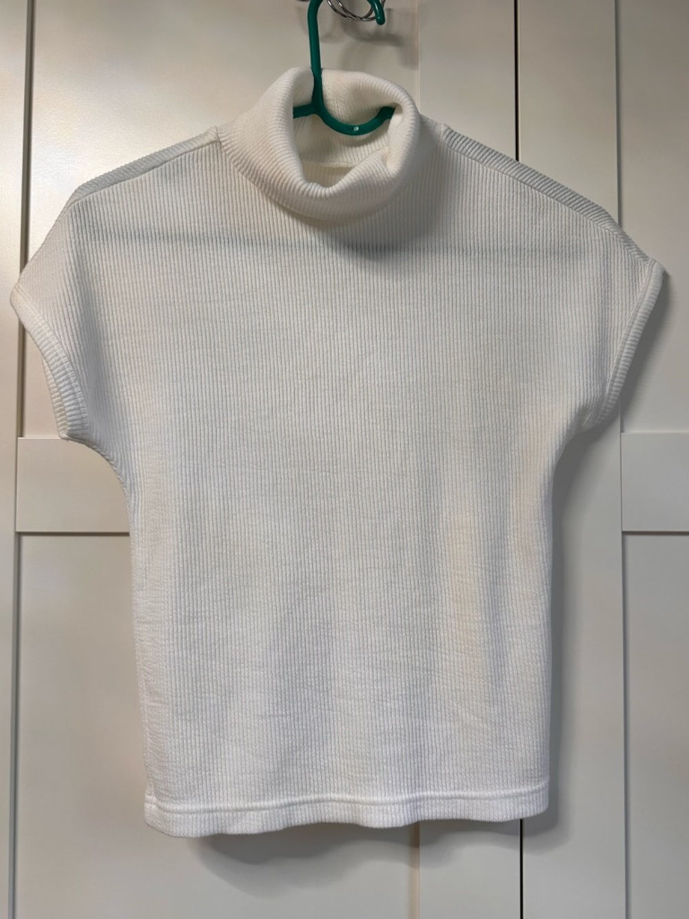Women’s White Ribbed Turtleneck Short-Sleeve Top